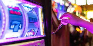 Tampilan perpustakaan permainan di aplikasi brodi77 menampilkan kategori slot, live dealer, dan esports